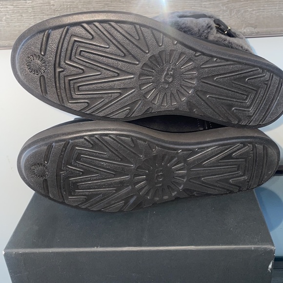 Brand new in box black classic mini berge boot. Water resistant ugg! - Picture 4 of 7